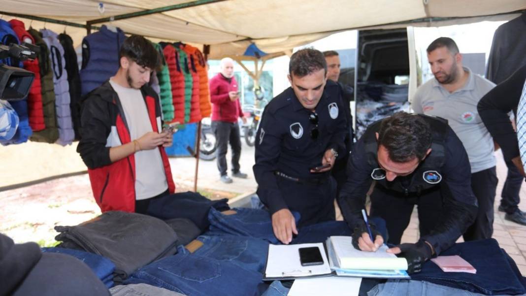 Kepez’de Kapsamlı Gıda ve İşgal Denetimi: Kaldırımları İşgal Edenlere Yaptırım Uygulandı! 3
